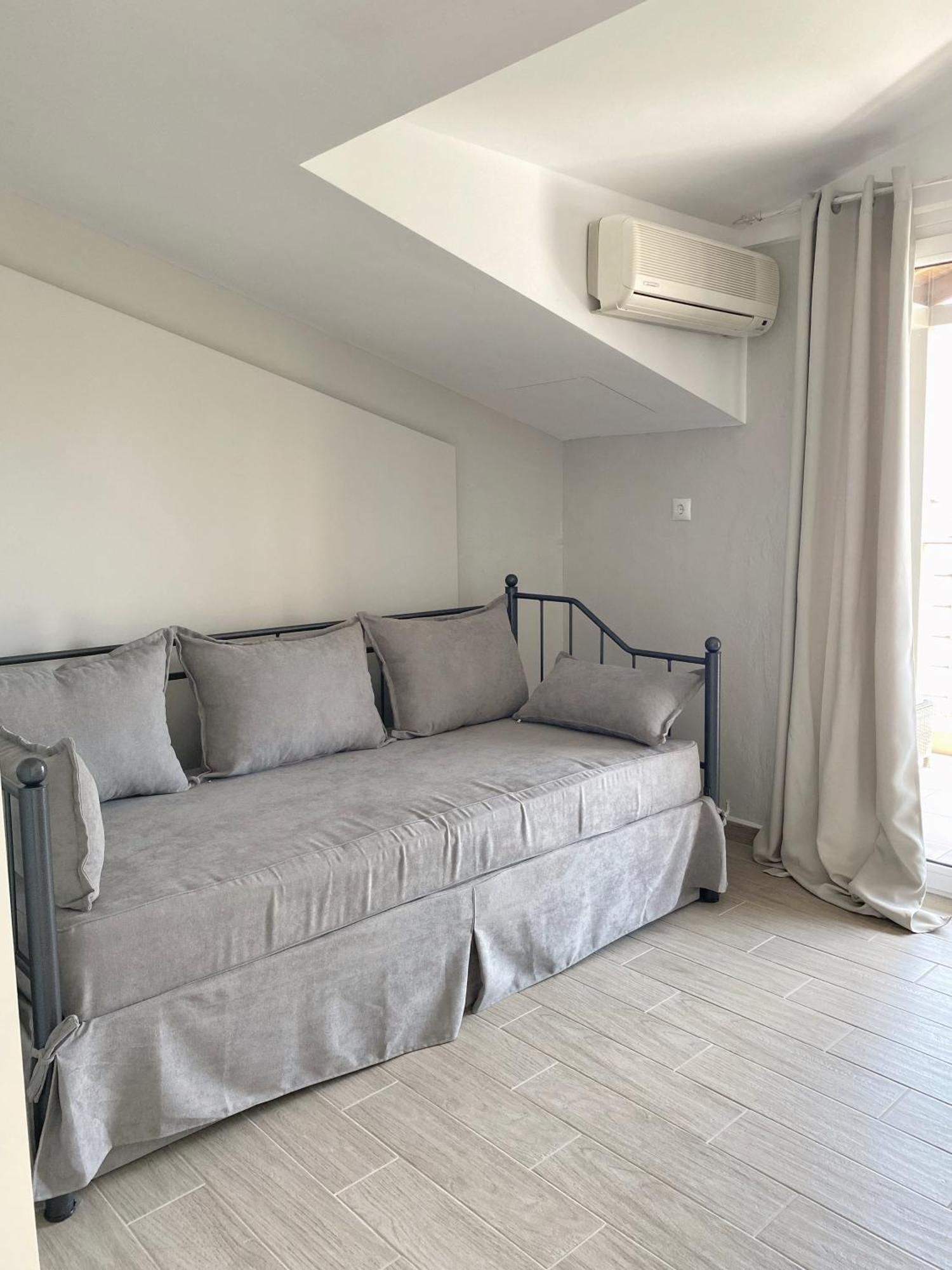 Delia Apartments 佩科霍里 外观 照片